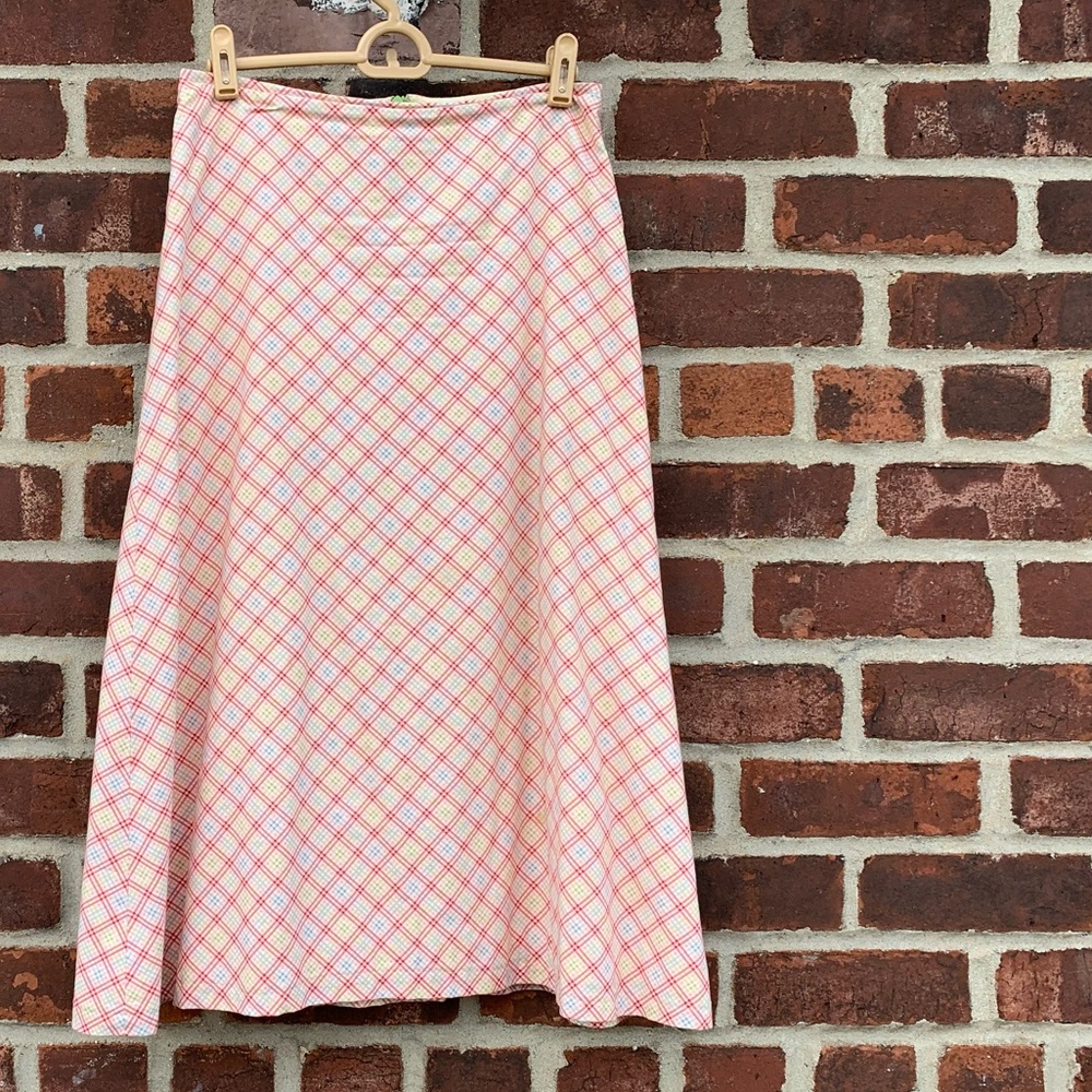 Plaid a line midi skirt. Zip up back. Lined